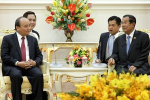 政府總理阮春福與柬埔寨首相洪森會晤。（圖源：VGP/光孝）