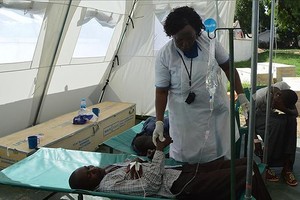 贊比亞衛生部長齊塔盧‧奇盧菲亞當地時間9日在新聞發佈會上說，贊比亞全國累計感染霍亂的病例已達2802人，其中64人死亡。（圖源：Anadolu Agency）