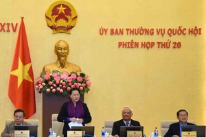 國會主席阮氏金銀(左二)致閉幕詞。