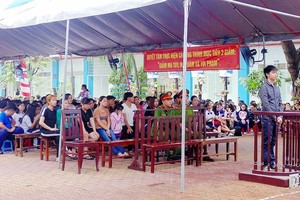 眾多學生家長與學生聆聽審判過程。