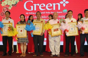 第五郡東醫會向熱情贊助的眾多單位頒發感謝書。