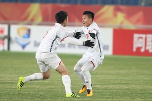 越南隊慶祝1-0領先。