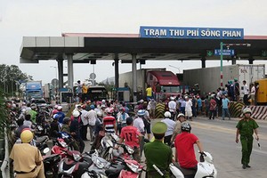 職能力量立即趕抵現場但仍未能解決擁堵情況。（圖源：VOV）