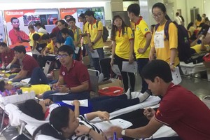 眾多志願者踴躍捐血。