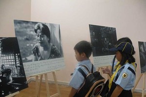 小朋友獲參觀圖片展，以對此問題有更進一步的瞭解。