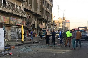 自殺式炸彈襲擊發生後，當局人員在現場清理。（圖源：AP）