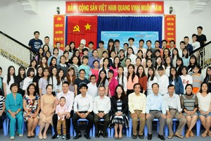 本報、各單位代表、老師及學員在2017年“寫作基礎培訓班”結業典禮留影。