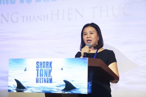 越南Shark Tank計劃生產經理黎杏女士在真人秀電視節目上分享有關創業項目資訊。（圖源：志盛）