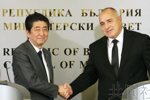日本首相安倍晉三(左)和保加利亞總理鮑里索夫在會談上握手。（圖源：共同社）