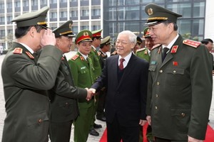 阮富仲總書記與公安代表交談。（圖源：越通社）