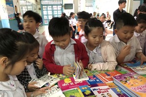 明道小學配合南方教育發行公司在校內舉辦閱讀盛會，讓小學生免費閱讀書籍，培養閱讀的興趣。