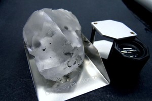 重達910克拉D色澤IIa型的鑽石，相當於2顆高爾夫球大小。（圖源：互聯網）