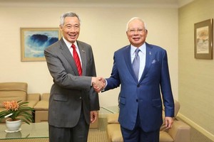 新加坡總理李顯龍(左)與馬來西亞總理納吉布16日在新加坡舉辦的第八屆新加坡-馬來西亞首腦非正式會議。（圖源：納吉布臉書）