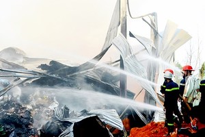 市消防警察在第九郡隆長坊的廢料場救火。