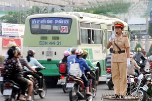交警執勤維持交通秩序。