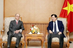 政府副總理鄭廷勇(右)接見英國怡和集團首席執行經理詹姆士‧沙遜侯爵。（圖源：越通社）