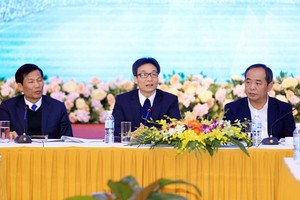 武德膽副總理（中）出席對話會。