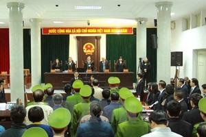 在審判委員會合議庭之前，所有被告都表示後悔，均希望審判委員會對自己及其他被告減輕刑罰，希望獲國家與法律從輕發落。 （圖源：越通社）