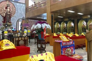 剛完工的草堂禪寺觀音殿金碧輝煌。