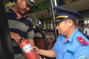 市交通監察署檢查臥鋪客車的消防設備。（圖源：秋容）