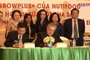NutiFood營養食品股份公司與美國Delori 食品公司向美國出口奶粉的合同簽署儀式。（圖源：SGGP視頻截圖）