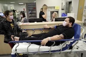 美國疾病控制和預防中心當地時間19日說，該中心監測流感13年來，美國本土首次全部達到“廣泛傳播”級別，今冬已有30名兒童死亡。（圖源：AP）