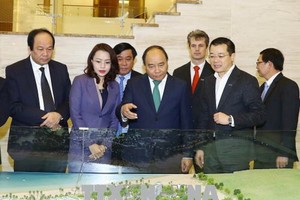 阮春福總理參觀平定省的若干投資項目。（圖源：越通社）