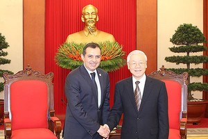 黨中央總書記阮富仲(右)接見墨西哥參議院主席埃內斯托‧科爾德羅‧阿羅約。（圖源：VOV）