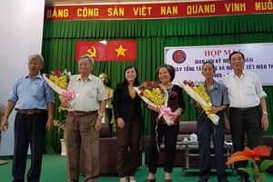 該郡婦女會主席梁氏菁竹與各榮軍進行交流，具體有張日光、阮功明、范翠響。