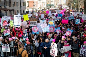 紐約示威者舉標語牌準備遊行。（圖源：AP）