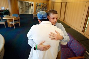 一名成功實施換臉手術的男子與醫生擁抱表達感謝。（圖源：AP）