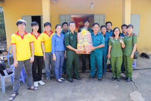 該團向西寧省邊防哨所的戰士們贈送禮物。（圖源：德勝）