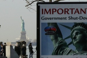 美國政府關門，自由女神像“謝客”只可遠觀。（圖源：互聯網）