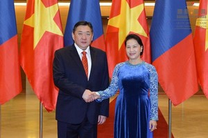 國會主席阮氏金銀(右)迎接蒙古議會主席米耶貢布‧恩赫包勒德。（圖源：Quochoi.vn）