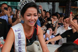 達樂省上千民眾趕到機場迎接新屆的越南環球小姐賀欣妮雅。