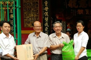 洪世真與張清山兩位副理事長轉交禮物給各單位代表。