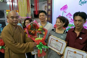 釋慧功上座向各企業頒發獎狀。