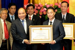 政府總理代表黨、國家，向統計部門集體、個人頒授各等級的勞動勳章。（圖源：光孝）