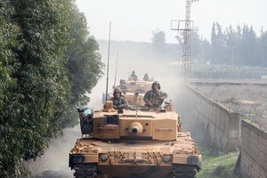 土耳其坦克和運載陸軍部隊的卡車越過敍利亞邊界。（圖源：新華網）