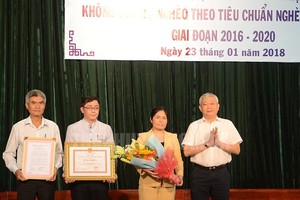 第五郡郡委書記武進士(右一)向第五郡典範幹部和人民頒發“無貧困戶之郡”《公認決定書》及獎狀。