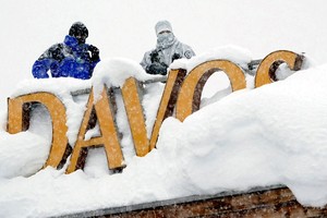 駐守在屋頂積雪中的兩名狙擊手。（圖源：互聯網）