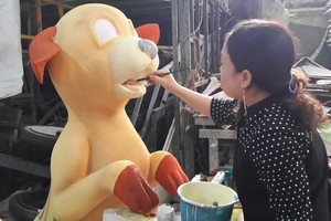 藝人正在製造吉犬塑像。