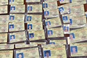 第十二郡公安突擊檢查並當場發現范忠政正在其手袋裡收藏不少駕照考核卷宗和各類駕照。