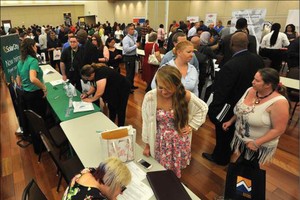 美國失業者在布倫特伍德招聘會上尋找就業機會。（示意圖源：Mercury News）