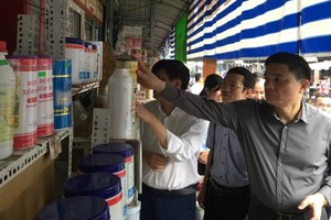 衛生部監察團檢查金邊市場舖位。