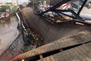 圖為隆景橋坍塌現場。