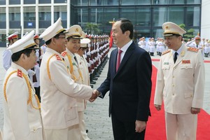 國家主席陳大光親切問候人民公安後勤技術力量高級指揮官。（圖源：越通社）