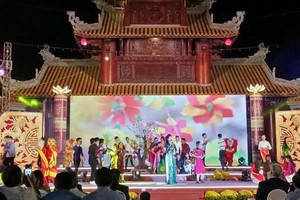 圖為同塔省文化旅遊週開幕式上的文藝表演節目。