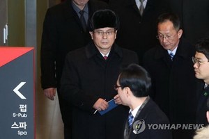 1月25日，在江原道麟蹄郡，尹勇福帶隊檢查國際賽車場內設施。 （圖源：韓聯社）