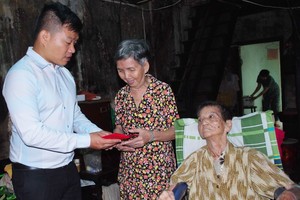 萬盛發集團代表向聚群居老人獻愛心。